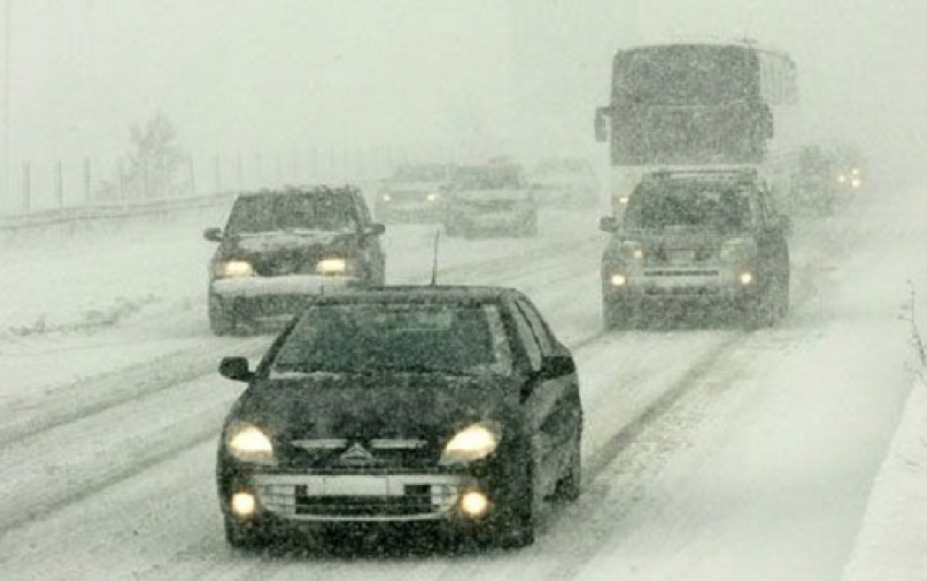 В связи с ухудшением погодных условий ГИБДД Волгодонска просит горожан соблюдать бдительность на дорогах