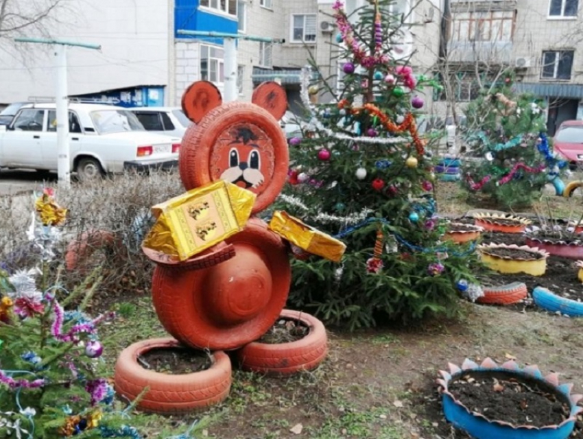 В Волгодонске выбрали лучшую дворовую елку