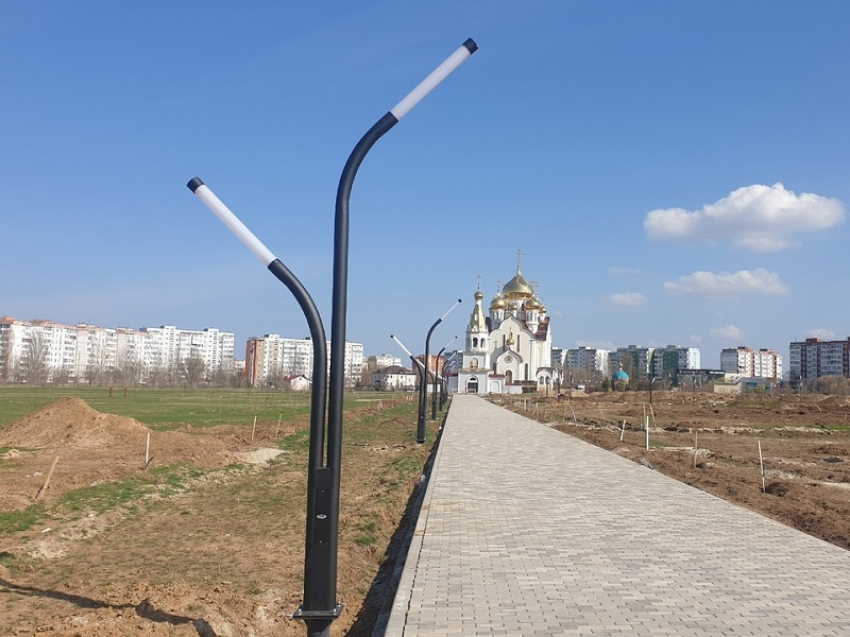 Модные фонари из Москвы установили в Молодежном парке