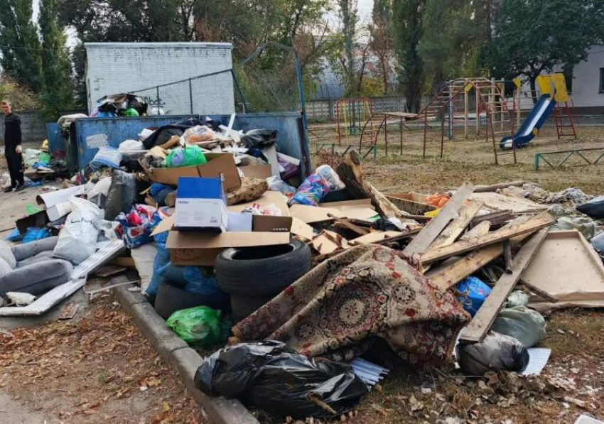 Свалка на Морской, 102А исчезла: коммунальщики вывезли мусор и отсыпали провал на Сальской