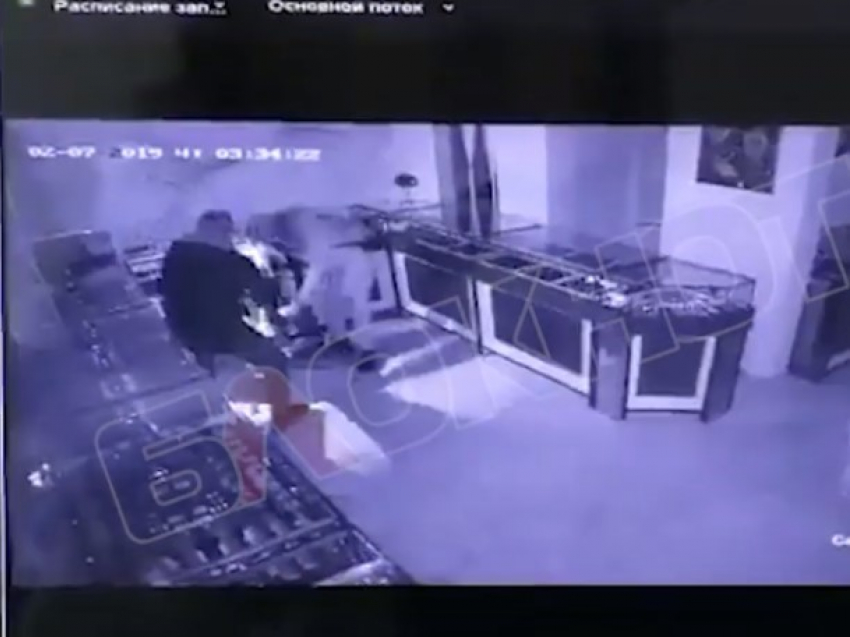 Ограбление ювелирного магазина в Волгодонске запечатлела камера видеонаблюдения