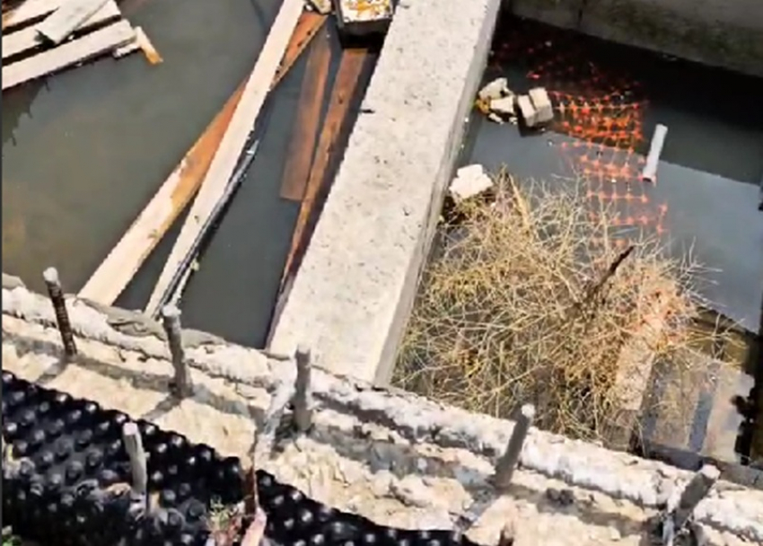 Смертельно опасный котлован фонтана с ржавой арматурой в заброшенном Молодежном парке пугает родителей