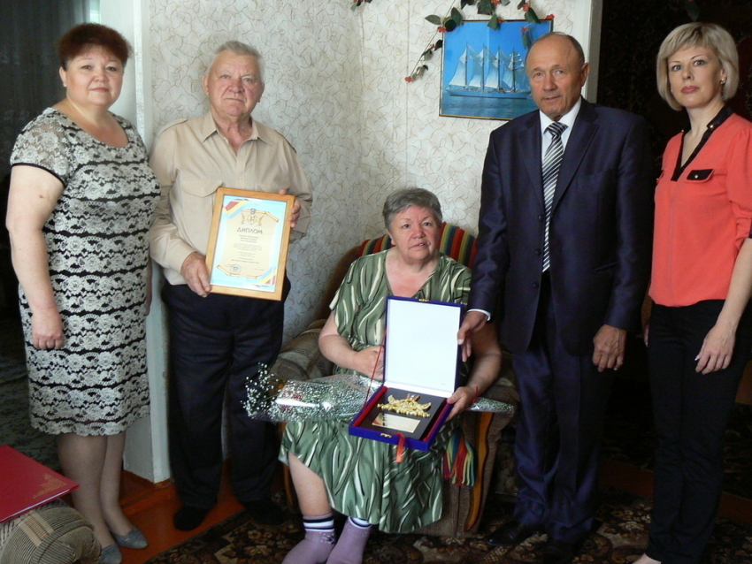 Семейная пара с супружеским стажем 55 лет из села Дубовского в Международный день семьи получила награду губернатора