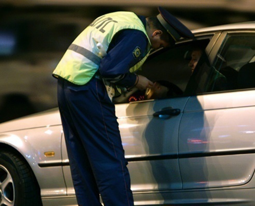 В Волгодонском районе водитель попытался дать взятку сотруднику ГИБДД и был за это наказан