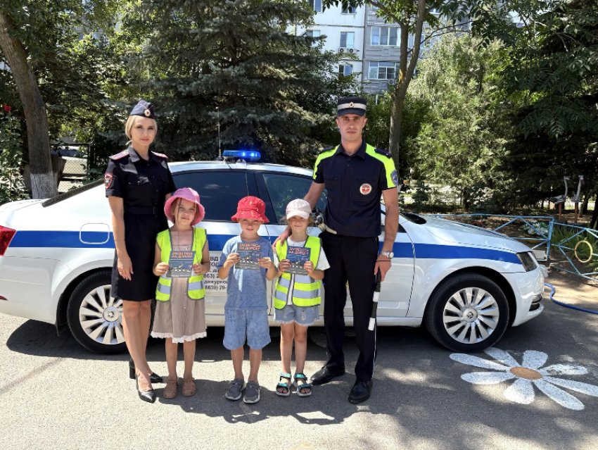 Волгодонские полицейские научили дошколят безопасности на дорогах