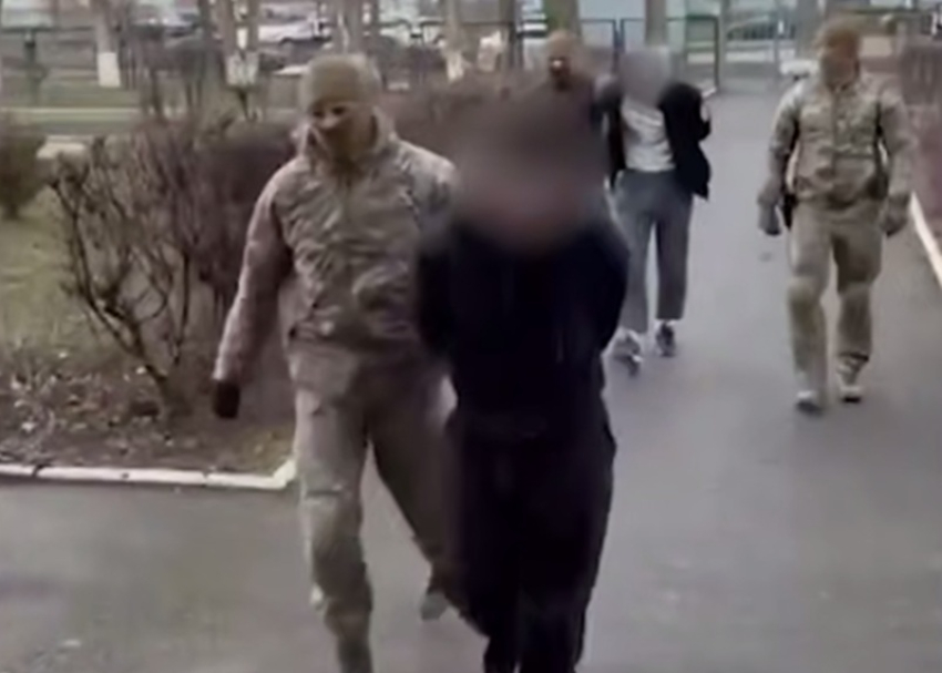 «Как в лихие 90-е!»: хозяйку бара в Волгодонске бандиты заставляли платить за «крышу» 15 тысяч рублей в месяц