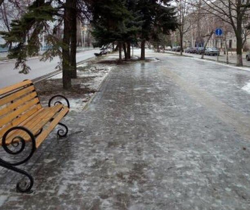 В Волгодонске дорожка для слепых и слабовидящих людей превратилась в ледовых каток