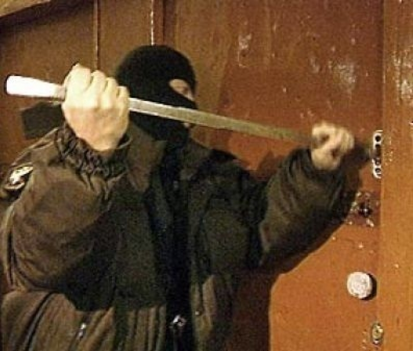 В Волгодонске молодой человек отжал дверь в магазин и ограбил продавщицу 