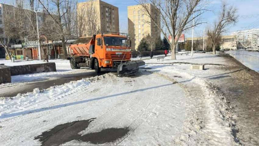 Коммунальщики города в усиленном режиме очищают Волгодонск от снега
