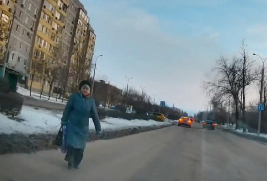 Бесстрашная бабушка вышла на проезжую часть и пошла на встречу потоку машин на улице Гагарина