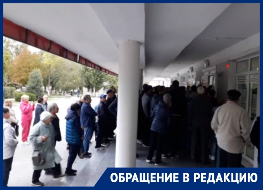 «Они готовы затоптать любого»: толпы пенсионеров выстраиваются по утрам у поликлиники на Энтузиастов