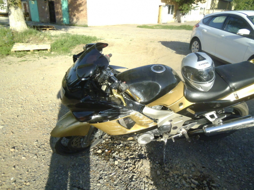 В Волгодонске «украинский» автомобиль сбил японский мотоцикл 