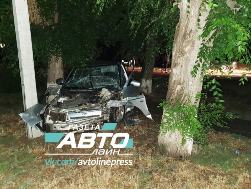 17-летний парень за рулем чужой «десятки» врезался в дерево в селе Дубовское