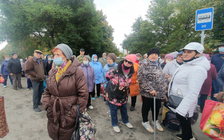 Высокое давление у водителя стало причиной задержки дачного рейса и бунта пенсионеров в Волгодонске