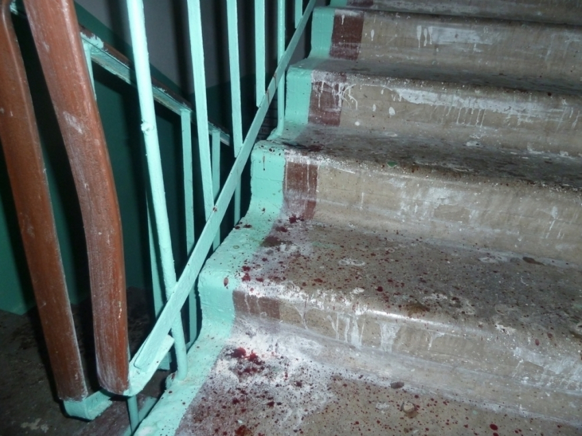 В Волгодонске в подъезде жилого дома нашли истекающего кровью мужчину