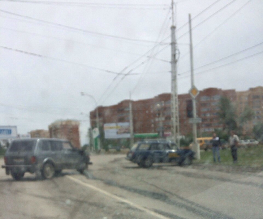 В Волгодонске из-за ДТП движение на мосту в сторону нового города практически парализовано