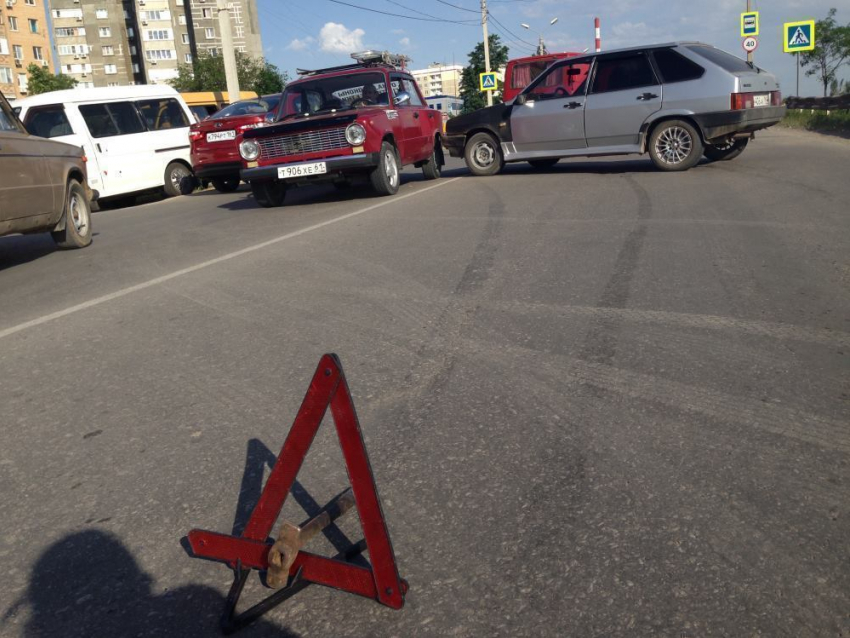 В Волгодонске незначительное ДТП на Весенней спровоцировала огромную пробку 