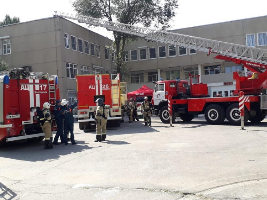 К школе №24 в Волгодонске прибыли пожарные машины