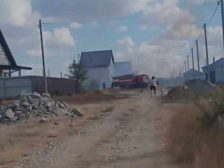 Огонь подобрался к жилым домам за бывшим радиозаводом 