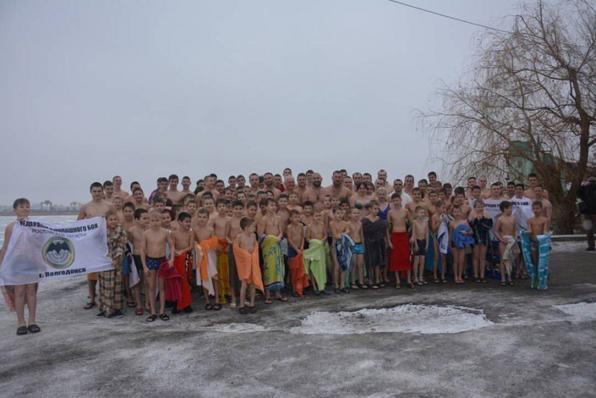 Получив благословение 135 юных рукопашников Волгодонска окунулись в ледяную воду 
