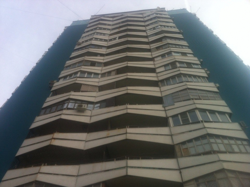 Жители волгодонской 16-этажки больше недели жили рядом с разложившимся трупом