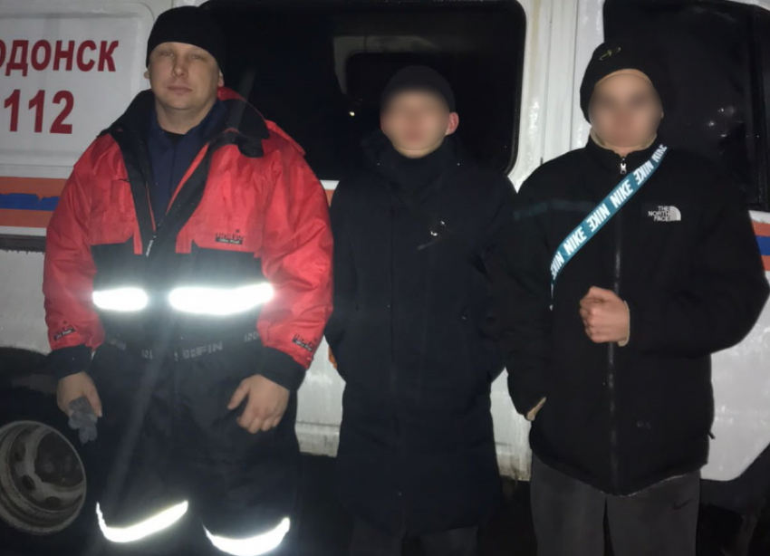 Спасатели вытащили двоих провалившихся под лед студентов в Волгодонске