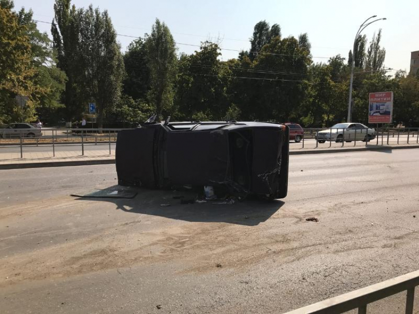 ВАЗ перевернулся на проспекте Строителей в Волгодонске: движение затруднено