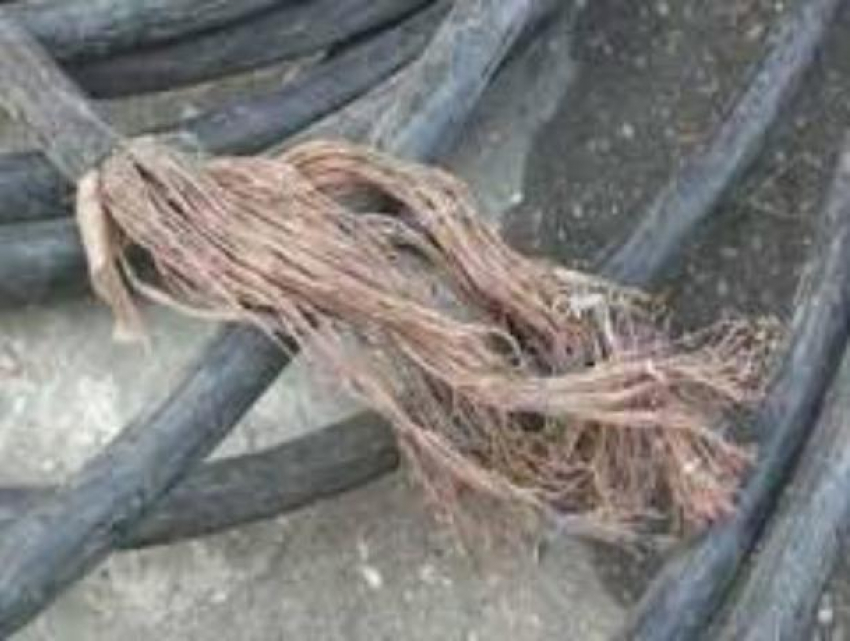В Волгодонске двое злоумышленников вырезали телефонный кабель в подземном коллекторе 
