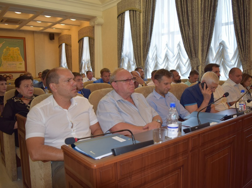 Депутаты собрались на первое после каникул заседание Думы