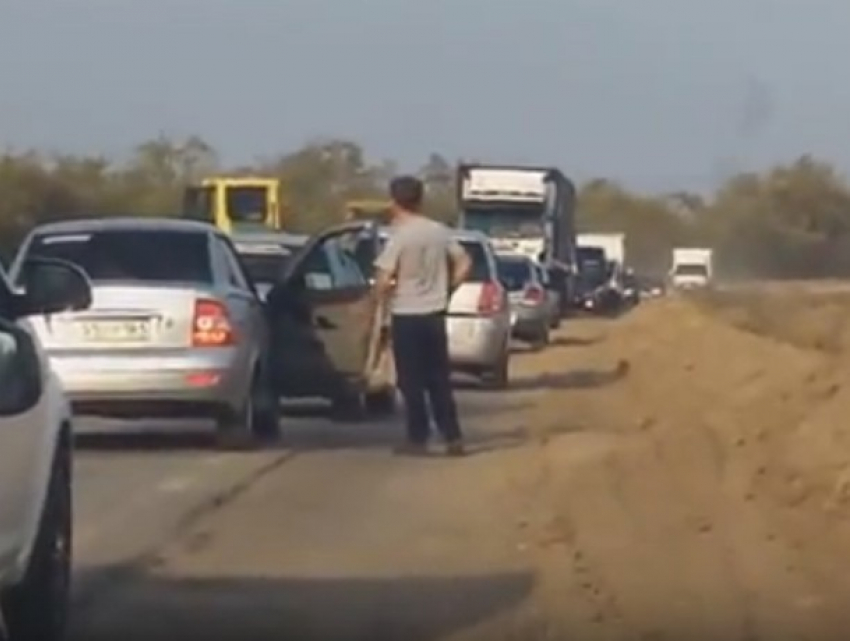 Из-за упрямых водителей на трассе Ростов-Волгодонска образовалась пробка