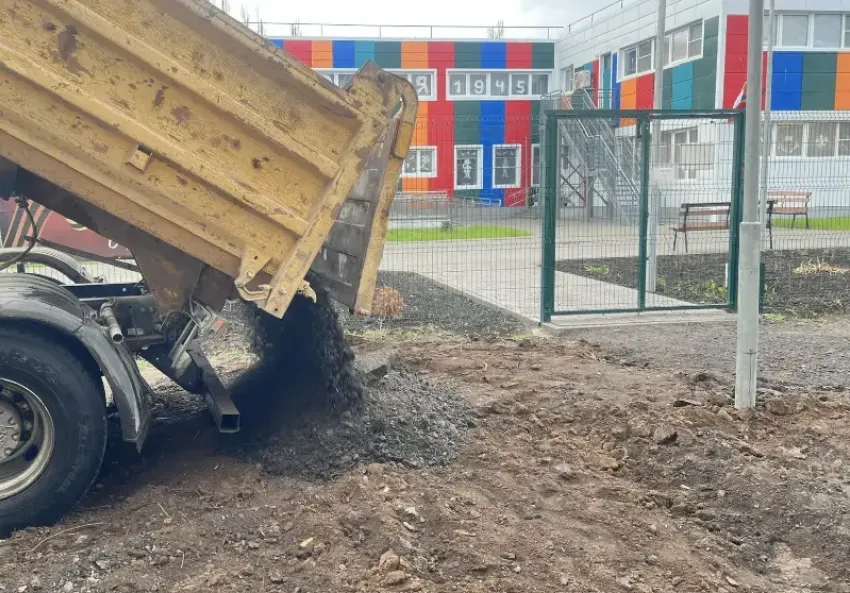 Путь к «Голубым дорожкам» больше не через болото: дорожку отсыпали асфальтограннуллянтом