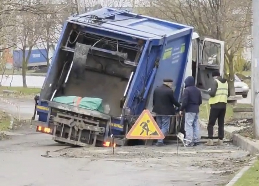 Мусоровоз провалился под землю в Волгодонске