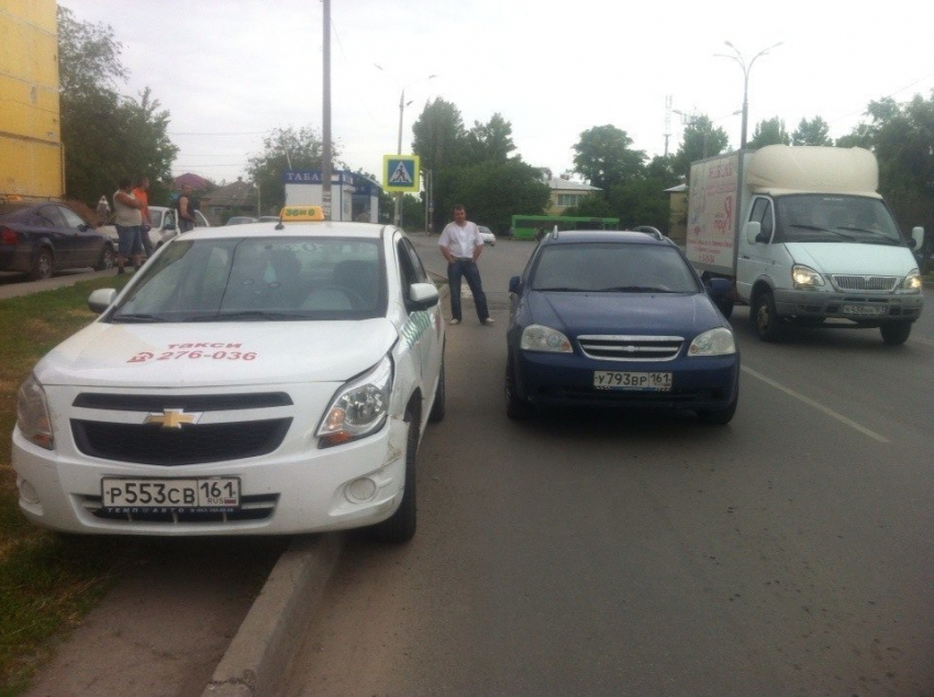 В Волгодонске в результате ДТП «Chevrolet» налетел на газон