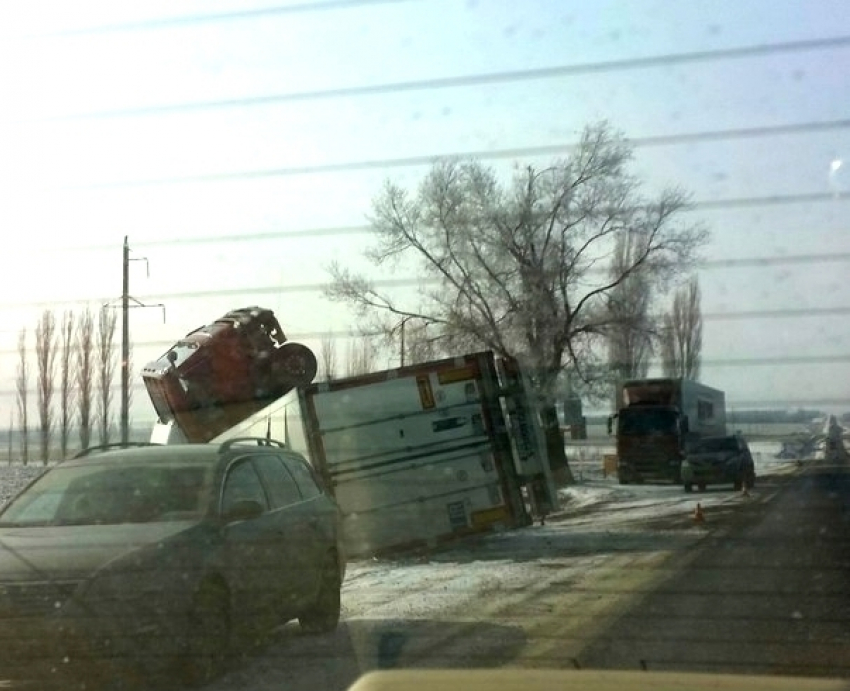 На трассе под Морозовском перевернулся грузовик
