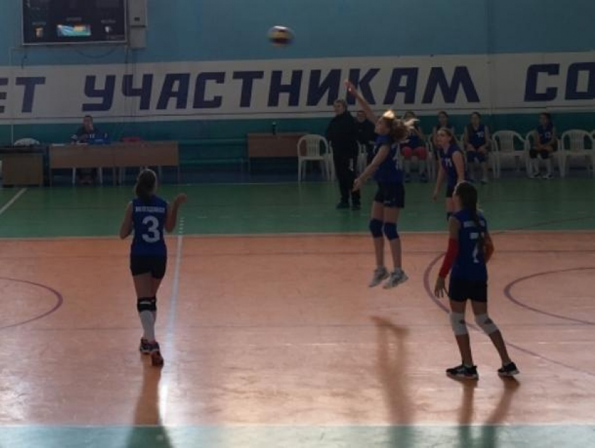 Школьницы из Волгодонска показали мастерство игры в волейбол