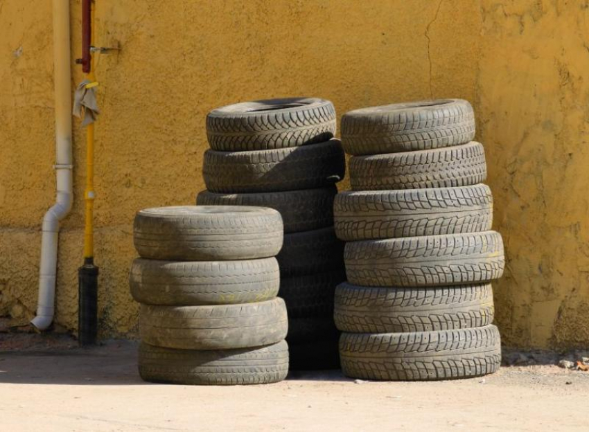 Территория Волгодонска – не шинный полигон: водителей призвали утилизировать покрышки правильно