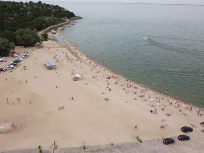 Несколько десятков машин и больше сотни отдыхающих: как горожане соблюдают запрет на посещения пляжей