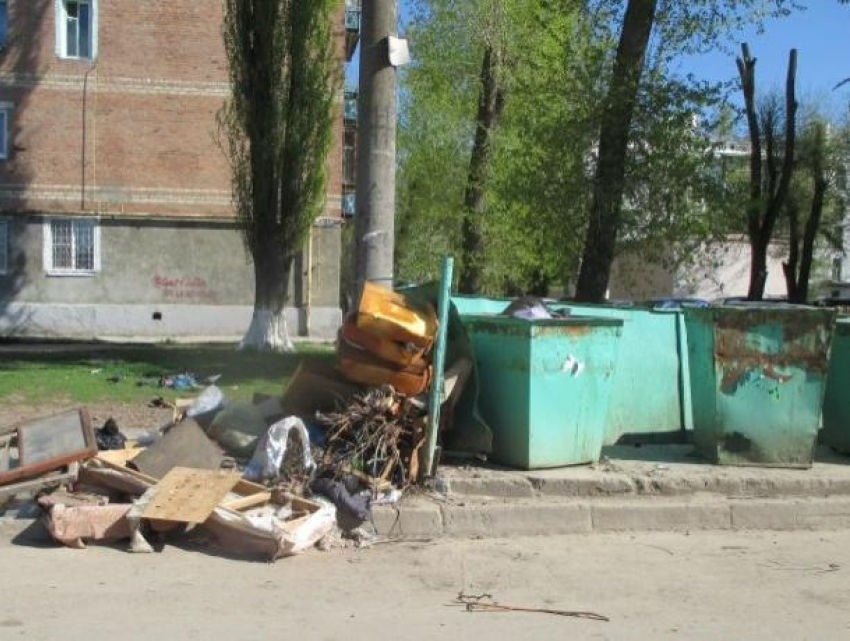 Волгодонцы не перестали «украшать» мусором свои дворы в праздничные выходные