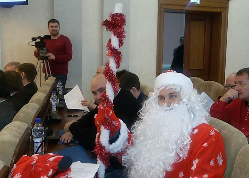 Депутат волгодонской гордумы пришел на заседание в костюме Деда Мороза и принес подарки