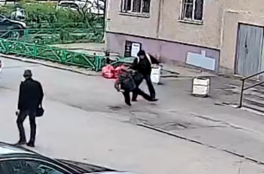 Напал на женщину и разгромил автомобиль: агрессивный вандал складывает мусор у подъезда на 30 лет Победы 