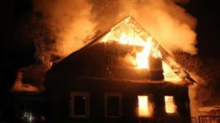 В Зимовниковском районе сгорел жилой дом