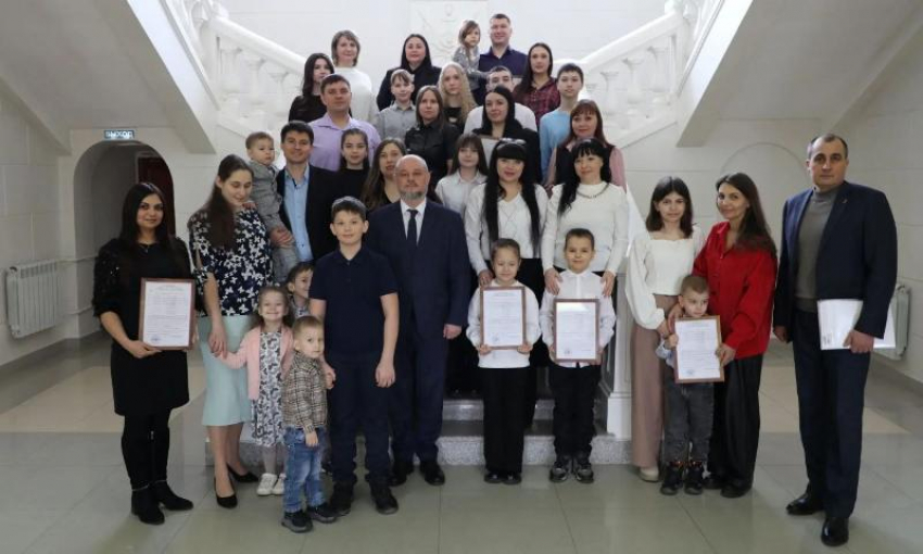 В Волгодонске 14 молодых семей получили жилищные сертификаты на 30 миллионов рублей  