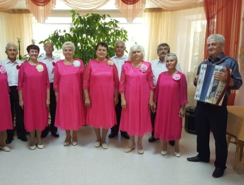 Поздравления, концерт и праздничный обед: пожилых людей Центра соцобслуживания поздравили с праздником