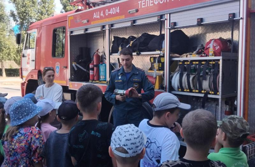 В роли спасателей пожарной части попробовали себя школьники Волгодонска