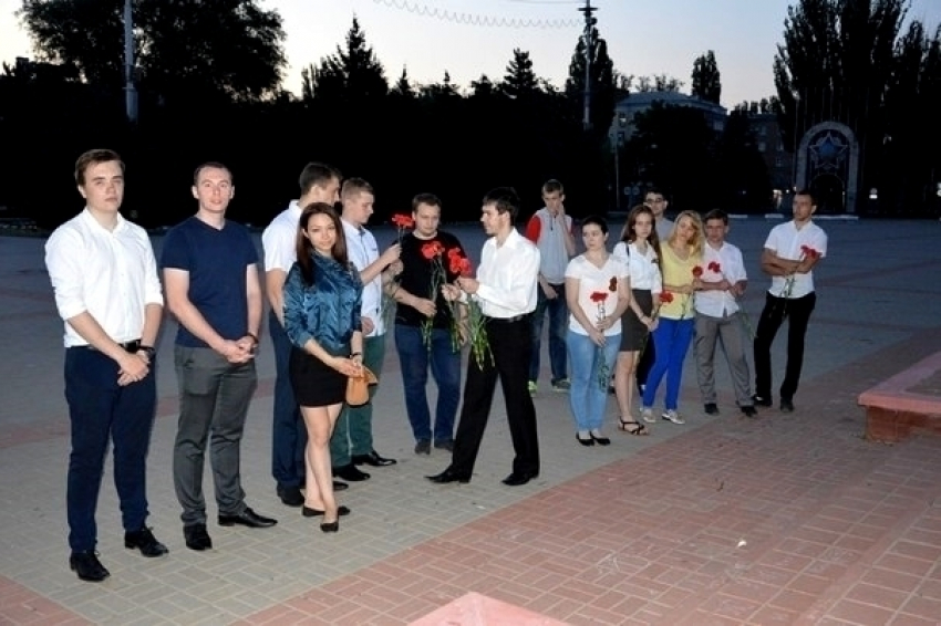 Студенты Волгодонска пожертвовали сном перед экзаменом, чтобы почтить память погибших в ВОВ
