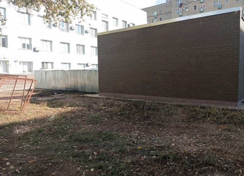 Во дворе за первой городской поликлиникой волгодонцы массово провели субботник