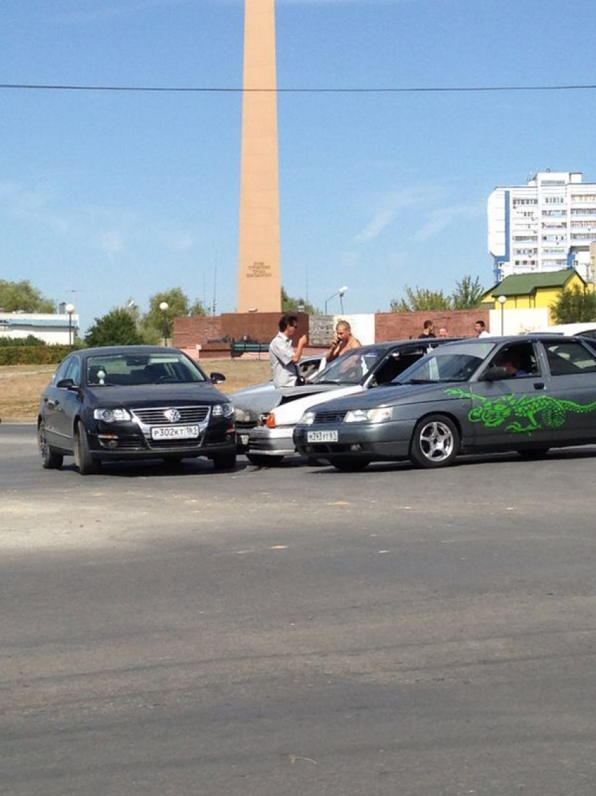 В Волгодонске у «Ромашки» столкнулись «Volkswagen» и «ВАЗ» 