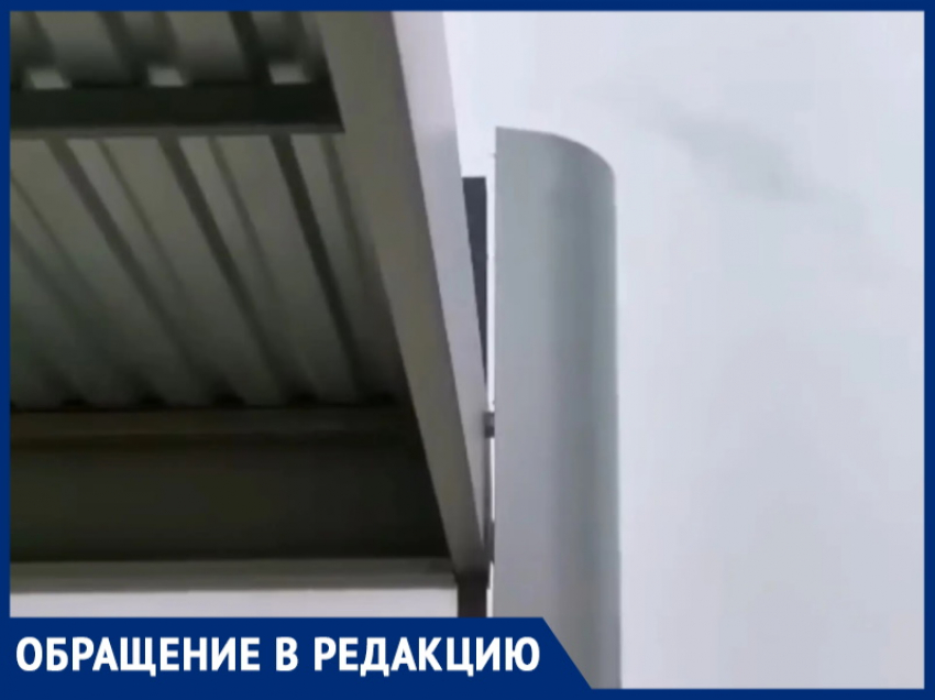 «Пластиковый скворечник» на Индустриальной: остановка скоро сорвется с петель