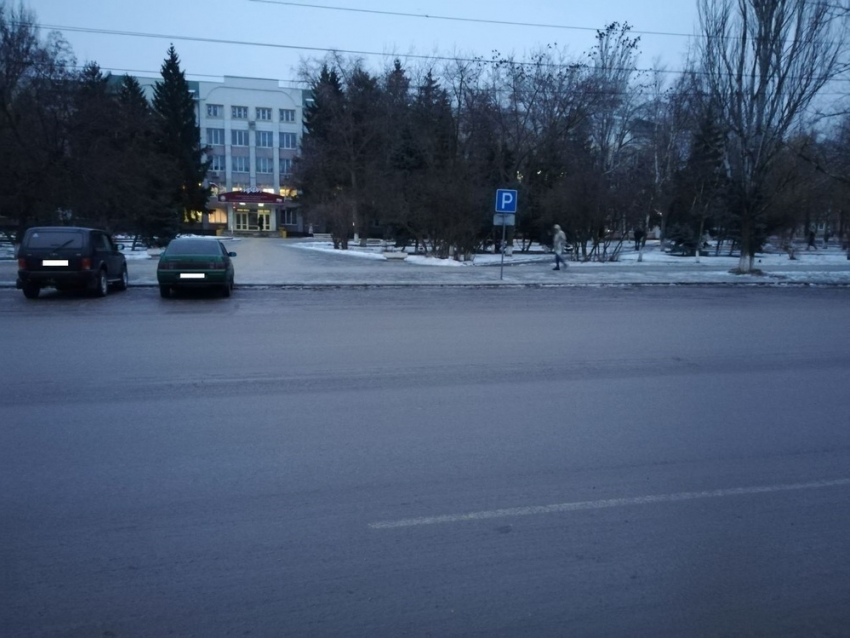 В Волгодонске возле МИФИ двух молодых женщин сбил водитель ВАЗа 