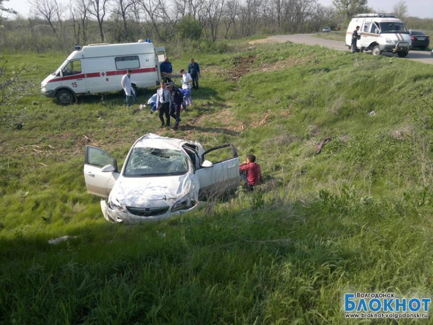 Под Волгодонском перевернулся автомобиль